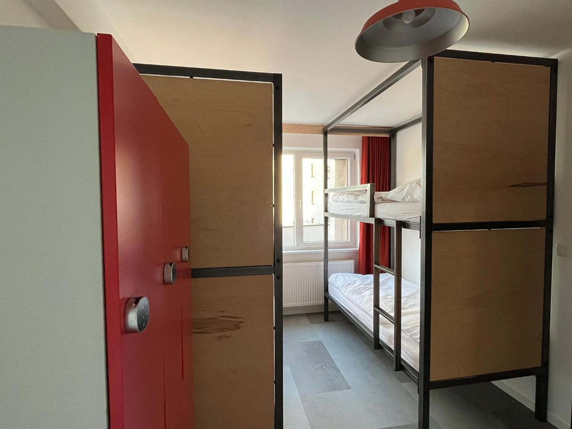 Izy Stay Hostel Bratislava Exterior foto