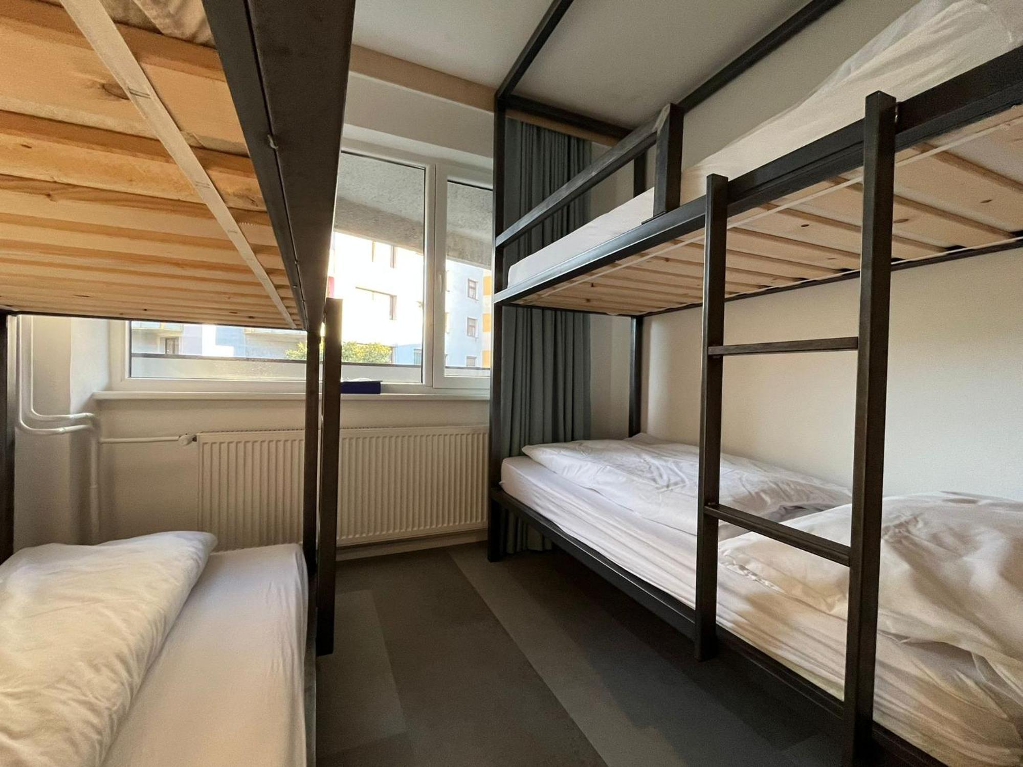 Izy Stay Hostel Bratislava Exterior foto