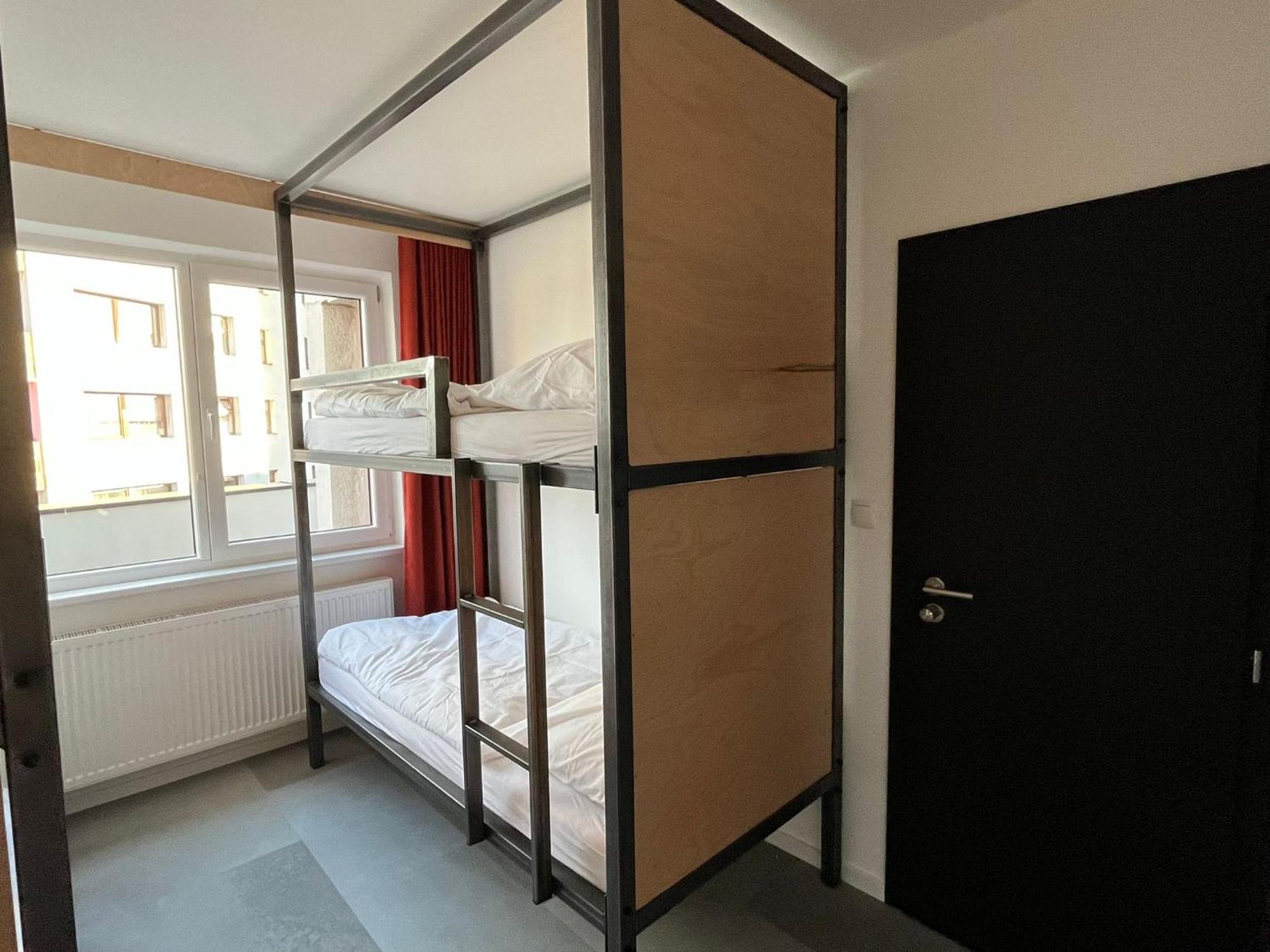 Izy Stay Hostel Bratislava Exterior foto