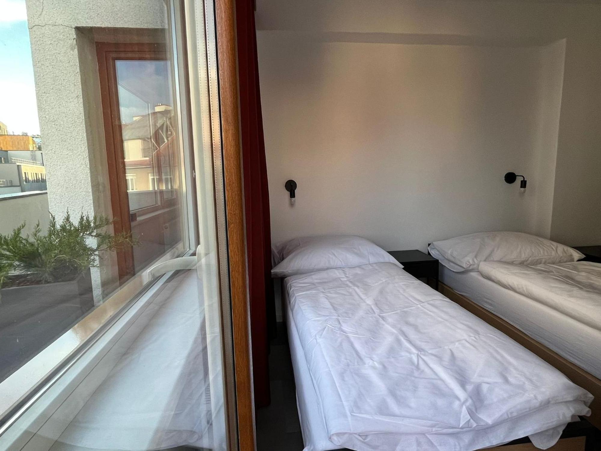 Izy Stay Hostel Bratislava Exterior foto