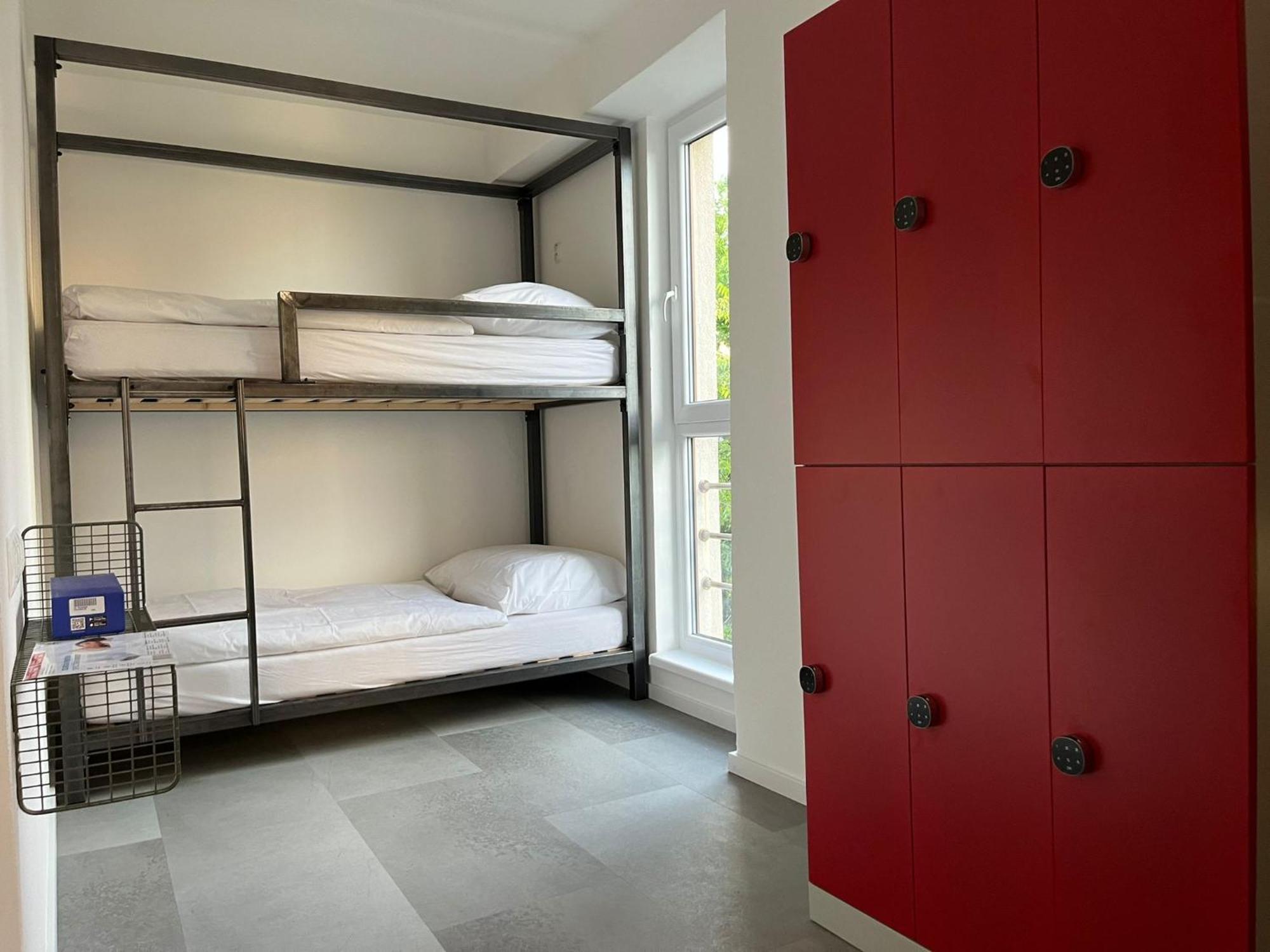 Izy Stay Hostel Bratislava Exterior foto