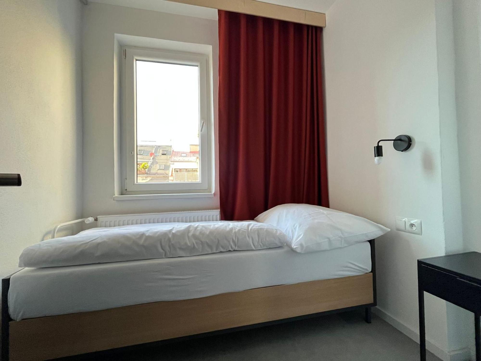 Izy Stay Hostel Bratislava Exterior foto
