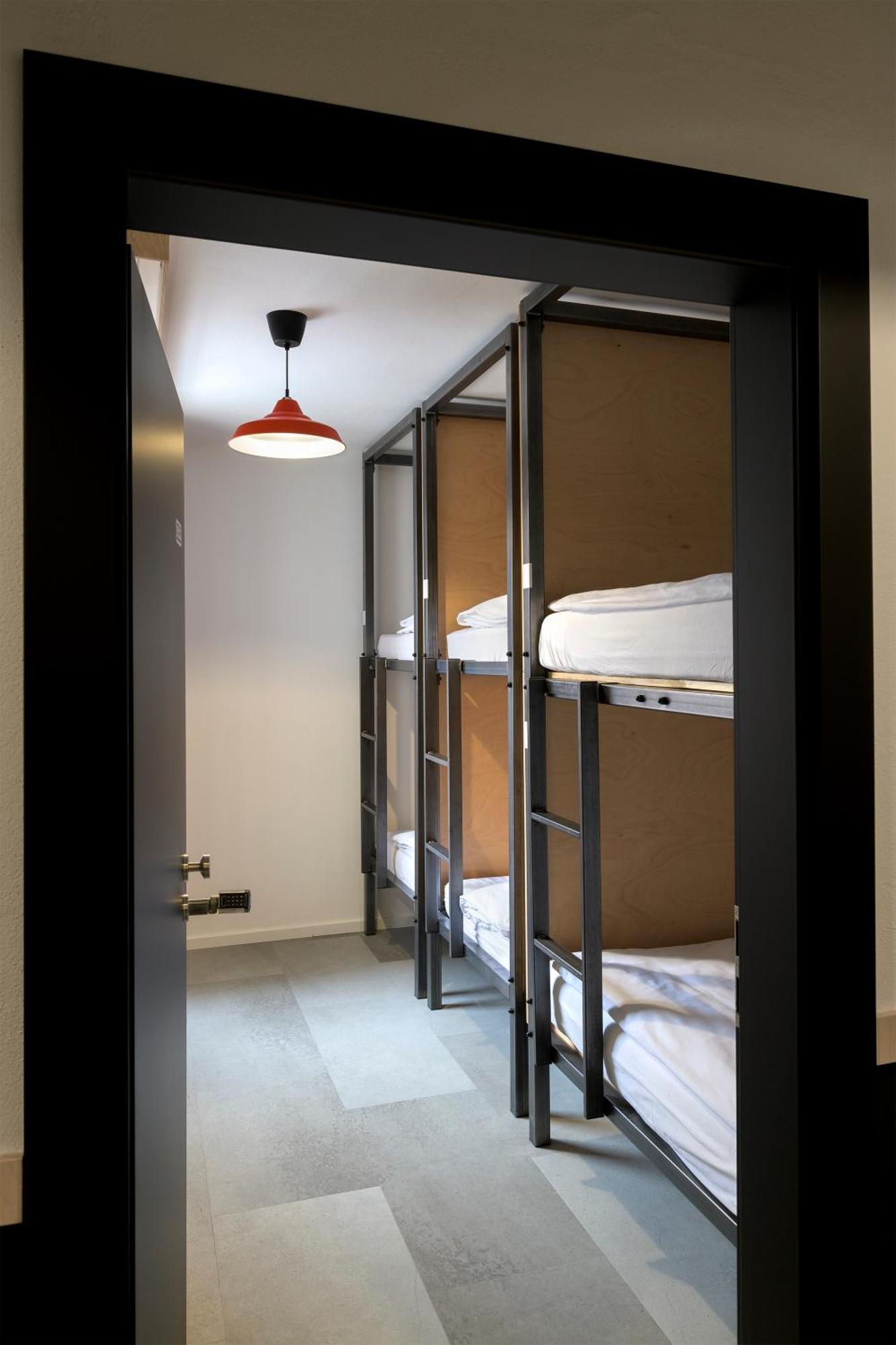 Izy Stay Hostel Bratislava Exterior foto